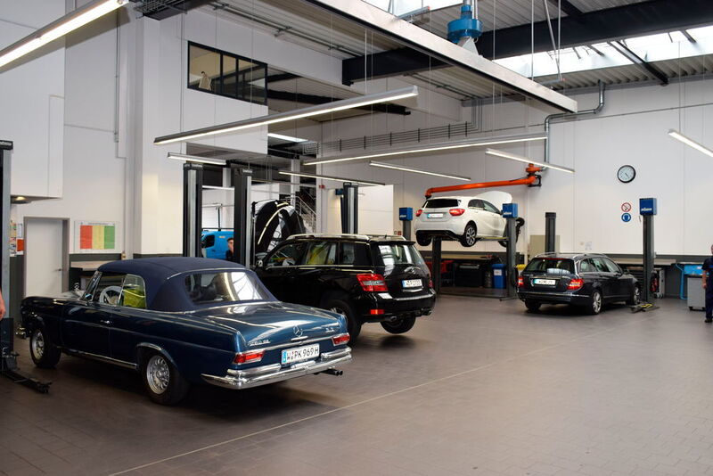 Service für alle Benz-Klassen: Beim Autohaus Schönauen kann schon auch einmal ein W112-Cabrio in der Werkstatt stehen. (Holz / »kfz-betrieb«)