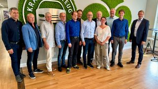 Der Vorstand des Kfz-Landesverbands Thüringen tagte erstmals in der neuen ZDK-Hauptstadtrepräsentanz: Mit dabei waren Präsident Helmut Peter (5. v. r.), Geschäftsführer Dietmar Hoffmann (6. v. r.), Obermeister Dominic Eisenbeiser (2. v. r.) und ZDK-Politikchef Jürgen Hasler (r.). (Bild: Kfz-Gewerbe Thüringen)