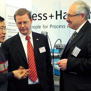 Wang Rong Wen (Clariant), Dr. Helmut Berg (Bayer Technology Services) und Michael Ziesemer (Endress+Hauser) im Gespräch. 