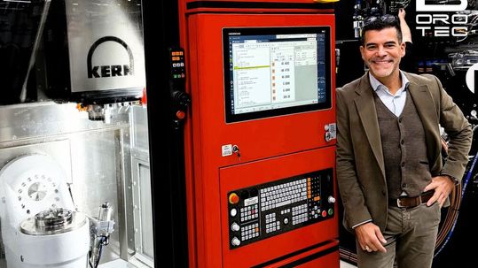 Juan J. Castro Alonso, président et administrateur de Borotec SA, avec la dernière acquisition de l’entreprise, un centre d’usinage 5 axes de très haute précision.(Source :  Borotec)