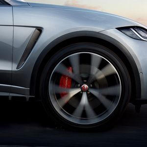 Das Auto bietet 21 Zoll-Felgen sowie optionale 22-Zoll-Schmiedefelgen mit größerer Breite auf der Hinterachse für maximale Traktion und optimales Handling.(Bild:  Jaguar)
