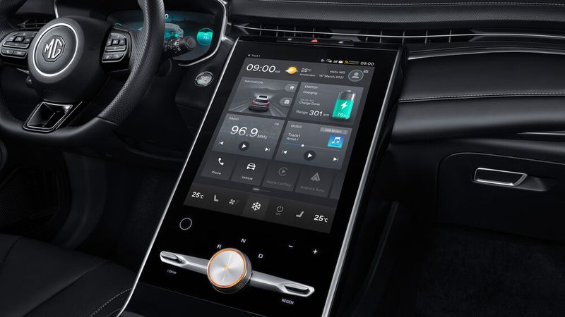 Ein 19,4 Zoll großes Display nimmt einen Großteil der Mittelkonsole ein. (Bild: MG)