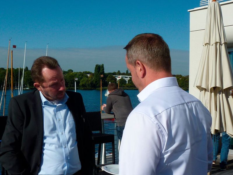 Matthias Erfurt (C&P) und Hans-Peter Kohnhäuser (Nexcon) auf der Sonnenterasse. (dbc)