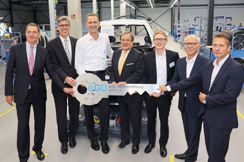Die offizielle Schlüsselübergabe bei der Eröffnung des Werk 1 der E-Go Mobile AG (v. li.): Bernd Bohr (Vorsitzender des Hochschulrates), Marcel Philipp (Oberbürgermeister der Stadt Aachen), Professor Günther Schuh (Vorstandschef der E-Go Mobile AG), Armin Laschet (Ministerpräsident des Landes Nordrhein-Westfalen), Bastian Lüdtke (Leiter Werk 1 der E-Go Mobile AG), Stefan Seiberth (President Powertrain Solutions bei Bosch) und Monty Klepzig (Architekt Pasucha & Klepzig). (Bild: e.GO Mobile AG)