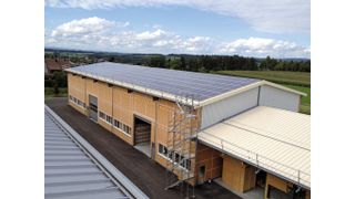 Hallenneubau: Auch die neu gebaute Halle 16 für die Herstellung von Kartonverpackungen trägt Photovoltaikmodule. (Bilder: Wegmüller AG)