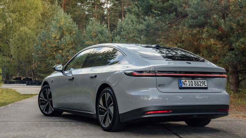 Nähert man sich mit dem Signalgeber, bringen sich die Türgriffe elektrisch in Position. (Bild: Nio)