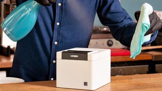 Das Design der POS-Drucker CT-E301 und CT-E601 mache es leicht, sie zu reinigen, ohne mit nur umständlich oder schwer zugänglichen Stellen kämpfen zu müssen. (Bild: Citizen Systems)