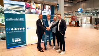 Die Vorstandsmitglieder des SPE Industrial Partner Network e.V. und der Single Pair Ethernet System Alliance e.V. freuen sich über die gemeinsame Gestaltung des SPE Ökosystems – v.l.n.r. Claus Kleedörfer, TE Connectivity, Simon Seereiner, Weidmüller, Kilian Schmale, Harting, Tim Kindermann, Phoenix Contact. (Bild: SPE Industrial Partner Network e.V. / SPE System Alliance e.V.
)