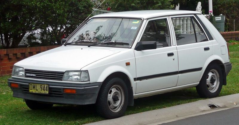 1983 erschiend mit die 2. Generation des Charade. Basis blieb der 3-Zylinder-Motor mit 37 kW (52 PS) und wieder zwei Türen oder vier Türen. Das Fahrzeug verfügte über eine Abgasrückführung und durfte beispielsweise in Berlin bei Smog Stufe 1 fahren. Daneben gab es auch noch einen Dieselmotor, der 27 kW leistete. Der Daihatsu Charade war einer der preiswertesten Diesel, die es auf dem Markt gab. Topmodell war Turbo mit 67 PS (50 kW) der den Charade 170 km/h schnell machte. (Bild: Wikipedia Commons Topmodell OSX)