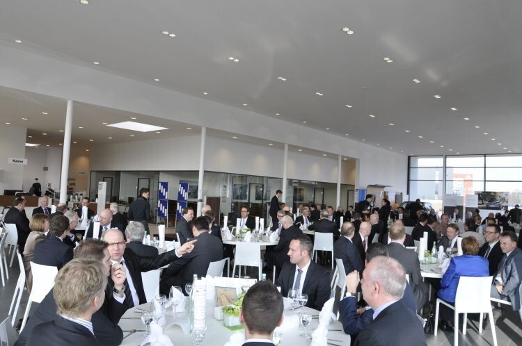 Zur Eröffnungsfeier hatte Kaltenbach einige seiner Kunden, Centerleiter und Händlerkollegen eingeladen. (Foto: Richter)