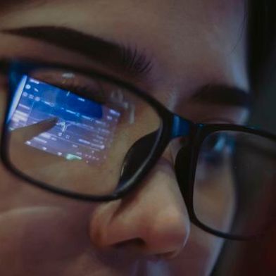 Die Rechnung für generative KI wächst mit der Zahl der Aufrufe, nicht mit dem Token-Preis. Cloud- und RZ-Teams steuern gegen, indem sie jede Aufgabe dem passenden Modell zuweisen und wiederkehrende Kontexte zwischenspeichern. Auf der Infrastrukturseite koppeln sie die Rechenkapazität an den tatsächlichen Bedarf. (Bild: © Urupong - stock.adobe.com)