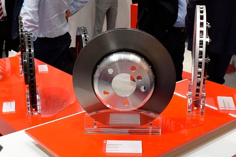 Zweiteilige Bremsscheiben – hier von Brembo – verringern mit dem leichten Aluminiumtopf das Gewicht der Scheibe. (Rosenow)