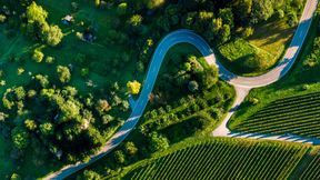 In vielen Regionen sind Hausarztpraxen nur noch mit langen Wegen erreichbar. Der Spitzenverband Digitale Gesundheitsversorgung fordert deshalb einen digitalen Versorgungspfad nach dem Prinzip „digital vor ambulant vor stationär“. (Bild: © Stefan Schurr – stock.adobe.com)