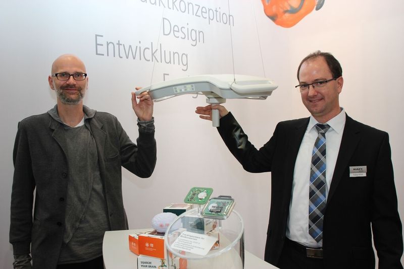 Feo-Elektronik-Geschäftsführer Martin Fränkel (links) und Tobias Krickl, Bereichsleiter Business Development bei Rafi Eltec, mit einer OP-Leuchte des Feo-Kunden KLS Martin. Auf der Compamed treten die beiden Dienstleister gemeinsam auf. (Bild: Schäfer)