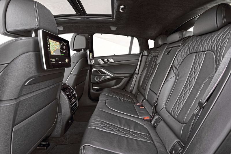 Auch für Mitfahrer gibt es – je nach Ausstattung – genügend Schnickschnack. (BMW)