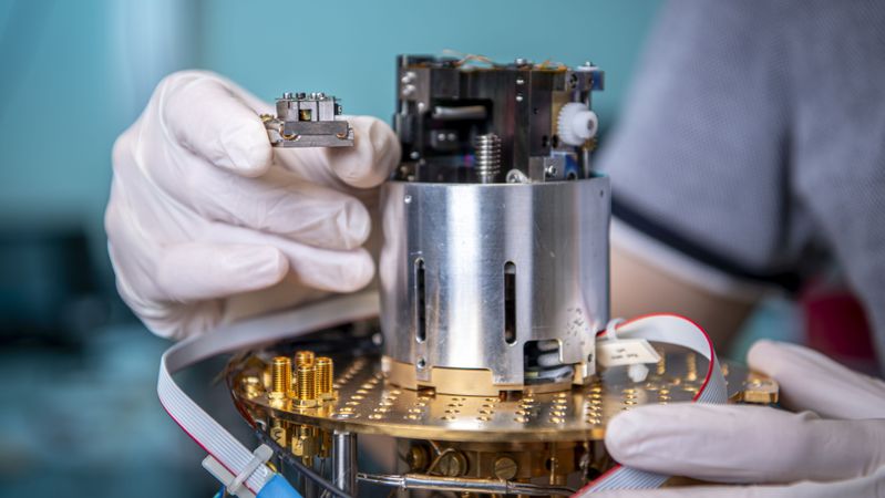 Diese optische Schnittstelle für einen Quantenspeicher wird ein wesentlicher Bestandteil von zukünftigen Quantennetzwerken sein. (Bild:  Markus Breig, KIT)