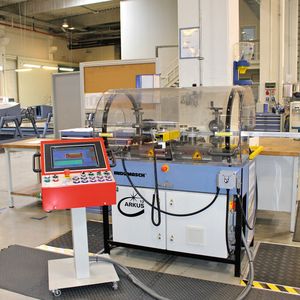 Auf den Drei-Rollen-Walzbiegemaschinen werden Stringer kosten- und energieeffizient kaltumgeformt.