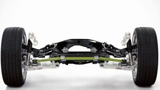 Die Hinterachse des neuen Volvo XC90 hat eine Querblattfeder aus gewichtsparendem Verbundwerkstoff. In Zusammenarbeit mit Benteler-SGL wird die Composite-Blattfeder für diese Hinterradaufhängung in Großserie unter Einsatz des Matrixharzsystems Loctite MAX von Henkel angefertigt. (Bild: Henkel)