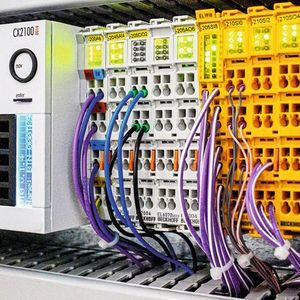 The embedded PC CX2043 and, directly connected in line, a 130 W power supply unit CX2100-0014 as well as EtherCAT and TwinSAFE terminals form the control hardware for this Miracle II project.(Image:  Beckhoff)