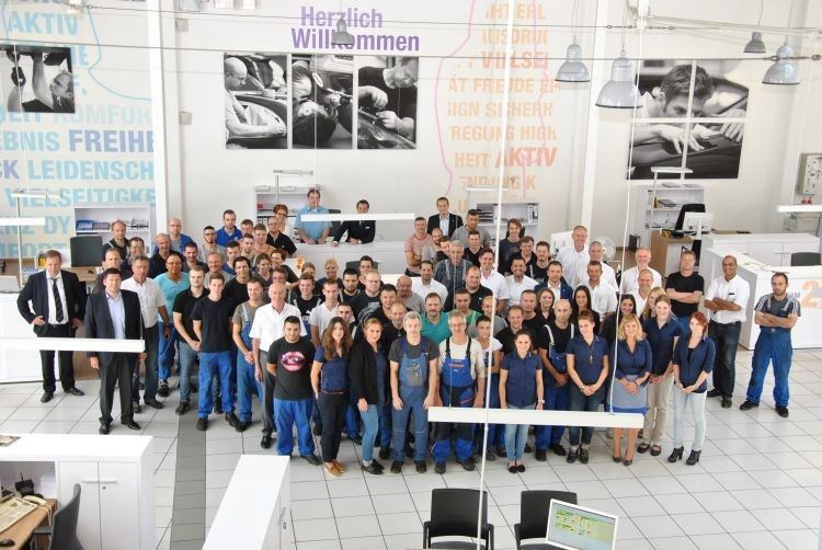 Ein starkes Team mit einem außergewöhnlichen Konzept: der neue Servicebereich des VW-Zentrums Karlsruhe mit seinen Machern. (Dominsky)