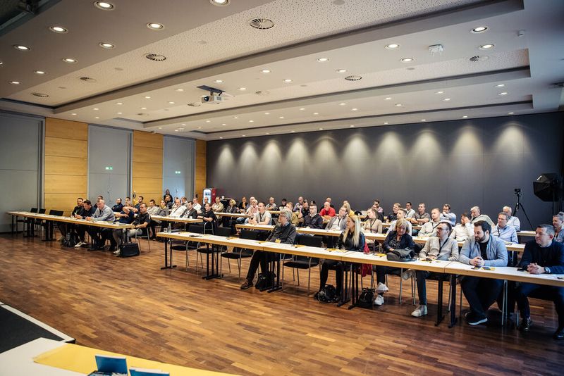 Die Teilnehmer freuen sich nach der Registrierung und dem Mittagessen auf die Vorträge am ersten Tag. (Bild: REINER SCT)