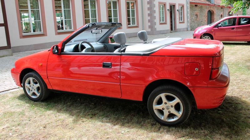 Schicker kleiner Sonnenkönig – Deutlich kleiner als VW Golf & Co war das Suzuki Swift Cabrio 1993 fast konkurrenzlos. (Bild: autodrom)