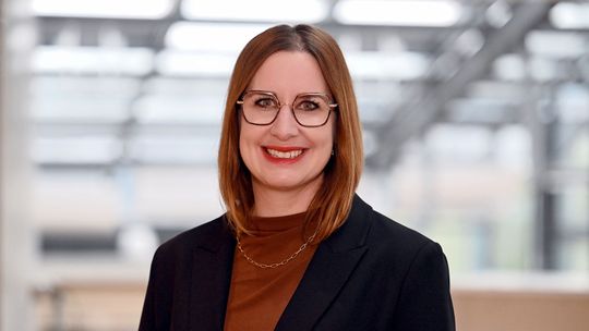 Überwachung nach Kalender trägt nur bedingt zu einem höheren Sicherheitsniveau bei, wohl aber ein flexibles Vorgehen nach Evidenz: Julia Steckeler, Geschäftsführerin der Medical Mountains GmbH, verteidigt die Vorschläge der EU-Kommission zur Änderung der MDR. Der Weg weise nicht in Richtung Deregulierung, sondern hin zu einer „intelligenteren Regulierung“.(Bild:  Medical Mountains GmbH/Michael Kienzler)