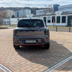 Die schmale Lichtsignatur wiederholt sich am Heck.(Bild:  Simon – VCG)