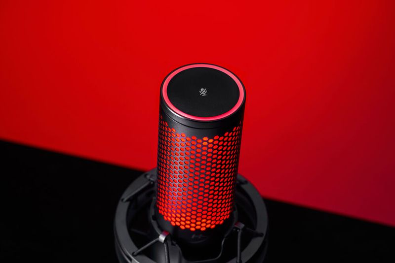 Streamer und Podcaster können die LEDs des Quadcast 2 nach Belieben steuern. (Bild: HYPERX)