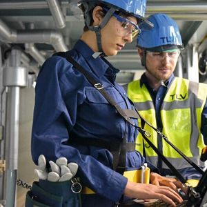 Durch regelmäßige Ableiterprüfungen können Unternehmen ihre Anlagen und Betriebsprozesse optimieren, Energiekosten und CO2-Emissionen senken und die Anlagensicherheit maximieren.