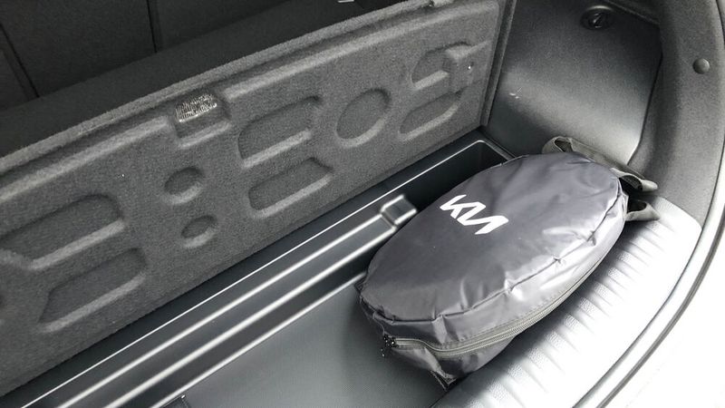 8. Wo soll das Ladekabel hin? Im Teswagen liegen diese runden Hüllen, in denen das zusammengerollte Kabel super Platz findet und ordentlich aufgeräumt ist. Schön wäre, wenn das Ganze dann unter der Kofferraumabdeckung Platz finden würde. Tut es aber leider nicht.  (Bild: Wehner - Vogel Communications Group)