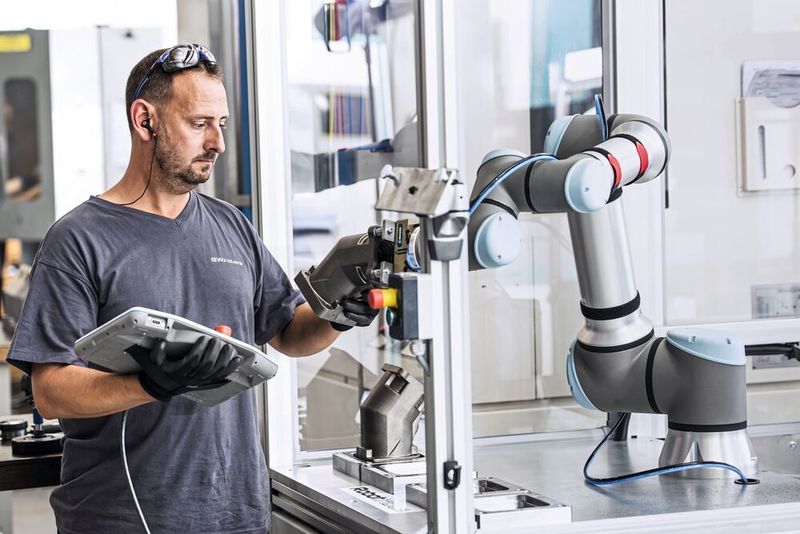 Mit dem UR16e deckt Universal Robots den bestehenden Bedarf an einem kollaborierenden Roboter, der auch Aufgaben mit hoher Traglast zuverlässig und effizient ausführt.  (Universal Robots)