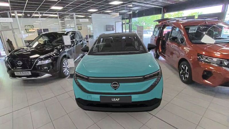 Realitätsnah: So präsentiert sich der neue Nissan Leaf aus der Sicht des Nutzers in der Mixed-Reality-Brille. Die Fahrzeuge rechts und links sind indes real. Das System projiziert durch Kameras die reale Umgebung in das Bild.(Bild:  NXRT)