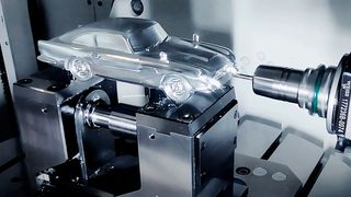 Der Aston Martin DB5 in Briefbeschwerergröße und aus massivem Aluminium. (Bild: Gühring)