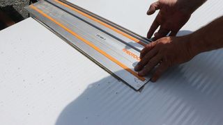 Eine Führungsschiene am Trumpf-Panelcutter Trutool TPC 165 garantiert den passgenauen Schnitt in diese Sandwich-Paneele mit Blechoberfläche und Polyurethan-Hartschaum-Kern. (Bild: Trumpf)