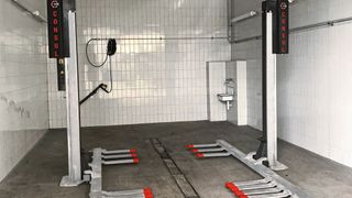 Zweisäulen-Hebebühne mit Essmann-Brücke: Außen liegende Längsträger gestatten den ungehinderten Zugang zum gesamten Unterboden. (Bild: Consul)