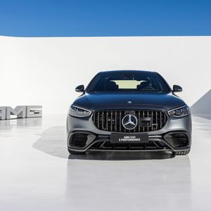 Optisch grenzt sich der AMG durch ein leicht aggressiveres Erscheinungsbild von der normalen S-Klasse ab.(Bild:  Mercedes-Benz)
