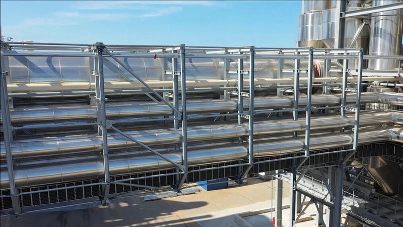 Zieh Dich warm an: Neben energiewirtschaftlichen Aspekten, besitzt die Wärmedämmung auch eine Rolle für Betriebs- und Maschinensicherheit. (Bild: Ness Wärmetchnik)