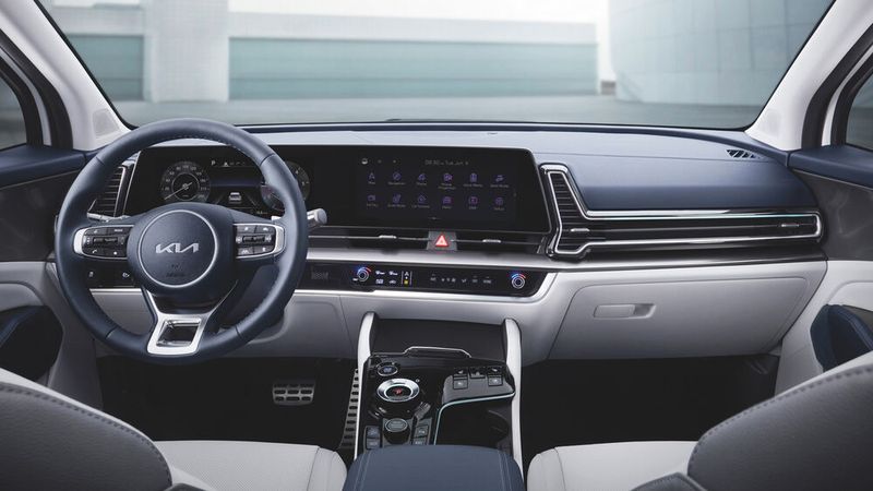Innen fällt das große digitale Kombiinstrument auf, das nahtlos in den Navi- und Infotainment-Touchscreen übergeht. (Bild: Kia)