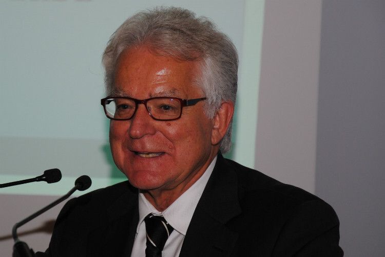 Harry Brambach, Präsident  Kfz-Gewerbe Baden-Württemberg: „Die bisherige Lebensleistung von Ernst-Robert Nouvertné würde bei manch anderem für zwei Leben reichen.“ (Foto: Baeuchle)