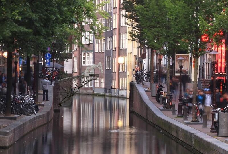 So könnte der Brückenbau über einer Gracht in Amsterdam aussehen: Der Roboter steht auf der Konstruktion und fertigt die nächsten Stahlelemente an. (Bild: Joris Laarman)