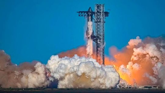 Vor ein paar Tagen sollte es eigentlich schon passieren – der 10. Testflug des gigantischen Starship von Spacex. Offensichtlich hat man die kurzfristig erkannten Probleme aus der Welt geschafft und die Riesenrakete konnte jetzt erfolgreich ins All und wieder zurück kurven ...(Bild:  Spacex)