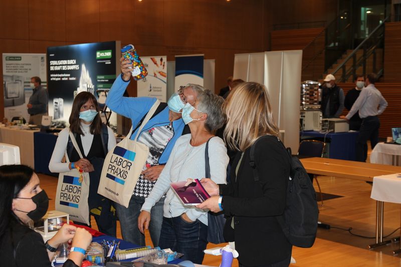 Überhaupt gab es viel zu entdecken. Am Stand von Fisher Scientific versuchen einige Besucher, die Anzahl der Schokolinsen in einem Gefäß zu erraten. Weitere Infos zu den kommenden LAB-SUPPLY-Messen finden Sie auf www.lab-supply.info.  (LABORPRAXIS, C. Lüttmann)