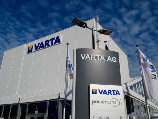 Der Batteriehersteller Varta will die Insolvenz abwenden und strebt ein Sanierungsverfahren an. Das wurde nun vom Landgericht Stuttgart gebilligt. Doch davon sind die Kleinaktionäre nicht begeistert ...(Bild:  Varta)