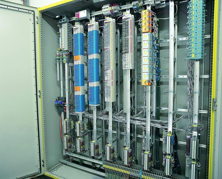Die Steuerung der Lösungsmittelannahme: Das Wago-I/O-System ermöglicht es, Busklemmen für die direkte Verdrahtung in den Ex-Bereich (blau) mit Standardklemmen (grau) zu kombinieren.  (Bild: Wago)