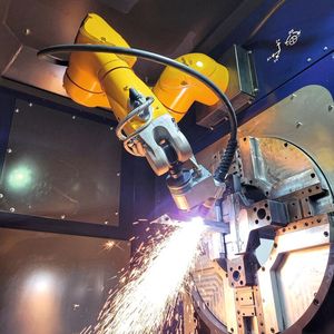 Vom Einzelstück zur Serie: Roboter eignen sich zum 3D-Plasmaschneiden von Rohren und Profilen bei einfacher Programmierung.(Bild:  Stäubli)