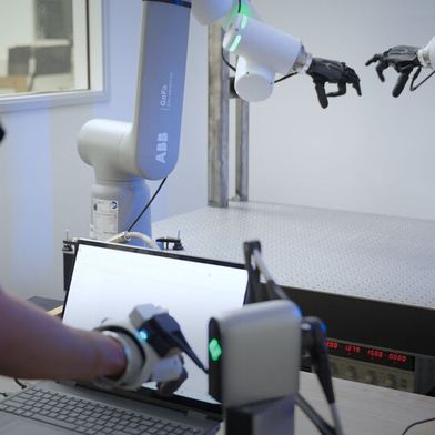 Der kollaborative Roboter GoFa wird eingesetzt, um die Psyonic-Ability-Hand zu testen. Dabei werden Tastsensorik, nachgiebige Mechanik und menschlich gewonnene Trainingsdaten kombiniert.  (Bild: ABB Robotics)
