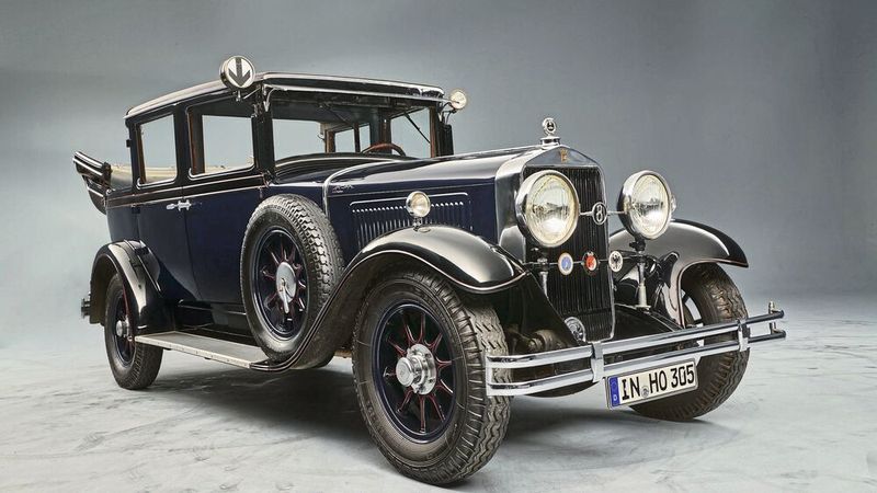 Die Horch 8, hier ein Typ 305 Landaulet, waren Fahrzeuge der Oberklasse mit Achtzylinder-Reihenmotoren, die die Horch-Werke von 1926 bis 1935 in Zwickau bauten. Als erstes deutsches Serienfahrzeug hatte der 1926 vorgestellte Horch 12/60 PS (Typ 303) eine Servobremse (mit Saugluft-Vakuum unterstützte Bosch-Dewandre-Servobremse).  (Bild: Audi)