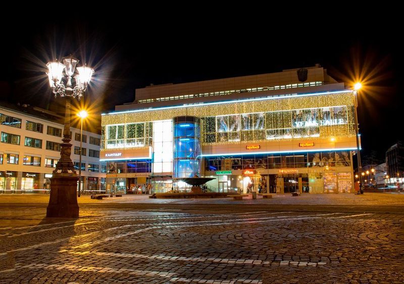 Auch wenn Darmstadt erst auf dem Wege zur Smart City ist, ist die hessische Wissenschaftsstadt auf jeden Fall Deutschland digitalste Stadt. 2017 hat sie den Wettbewerb „Digitale Stadt“ des IT-Branchenverbandes Bitkom in Zusammenarbeit mit dem Deutschen Städte- und Gemeindebund (DStGB) gewonnen. Darmstadt verfügt über ein einzigartiges Ökosystem aus Hochschulen (TU, Hochschule Darmstadt), Forschungseinrichtungen (drei Fraunhofer-Instutute, ESA, EUMETSAT, Helmholtzzentrum fürSchwerionenforschung, Öko-Institut) und Hightech-Unternehmen. Aktuell werden Bereiche wie der Verkehrssektor, die Energieversorgung, Schulen und das Gesundheitswesen mit neuesten digitalen Technologien ausgerüstet. Zudem sollen künftig die öffentliche Verwaltung innovative Online-Anwendungen und der Handel intelligente Lieferdienste anbieten können.  (gemeinfrei)