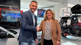 Oliver Hobitz übergab die Leitung der BMW-Niederlassung Darmstadt am 1. Februar in die Hände von Silke Wiesenäcker. (Bild: BMW Niederlassung Darmstadt)